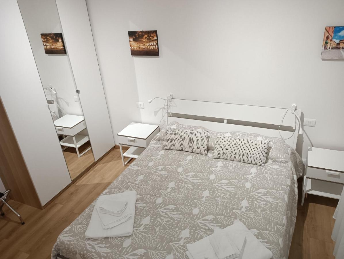 B&B Fiera Station Rooms Bolonia Exterior foto